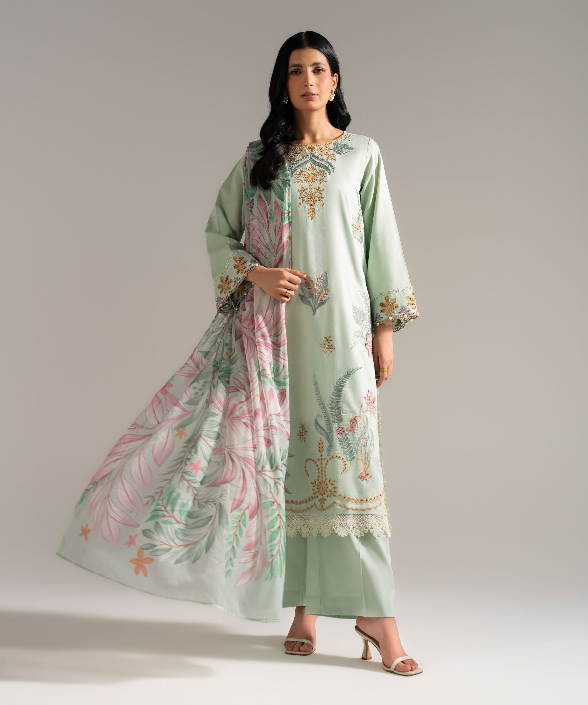 URB Embroidered 748032