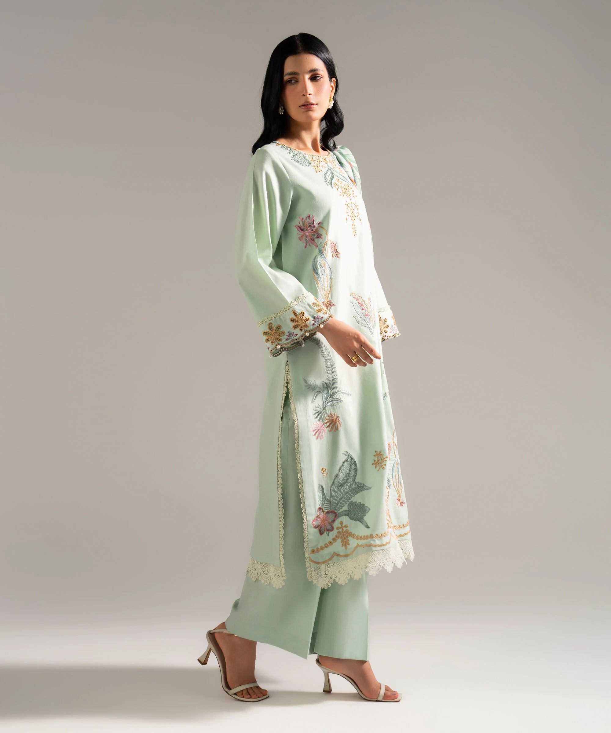URB Embroidered 748032