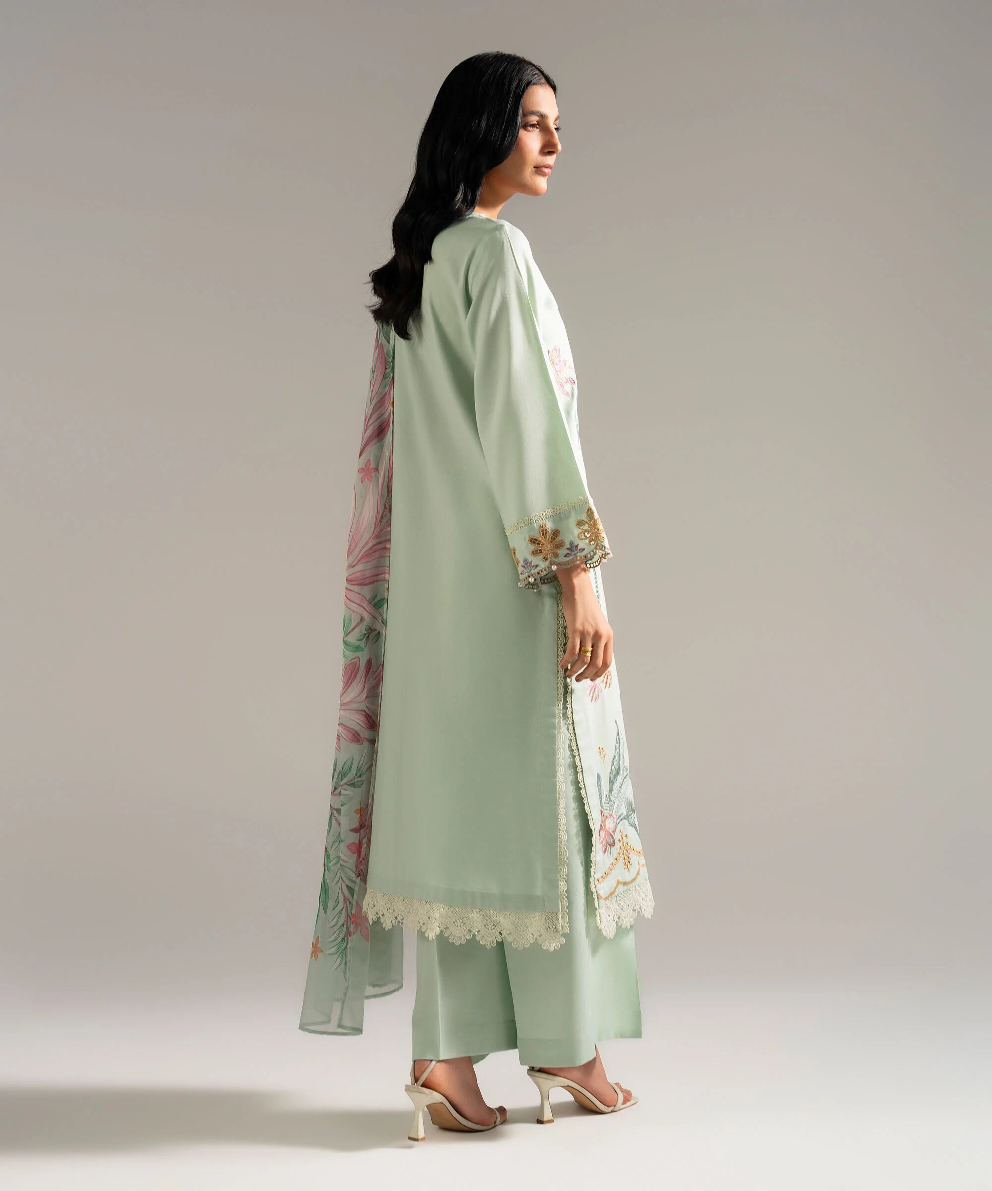 URB Embroidered 748032