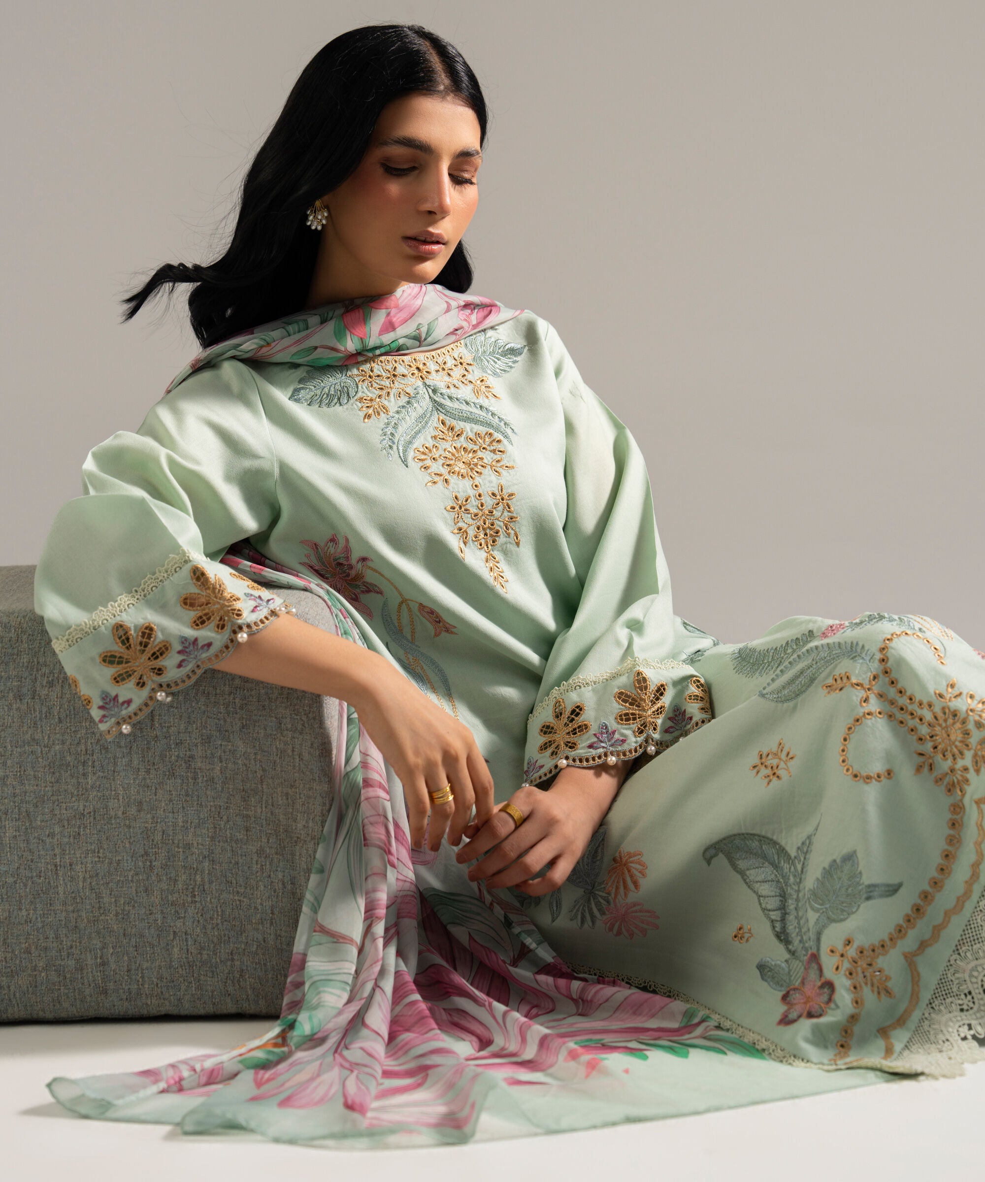 URB Embroidered 748032