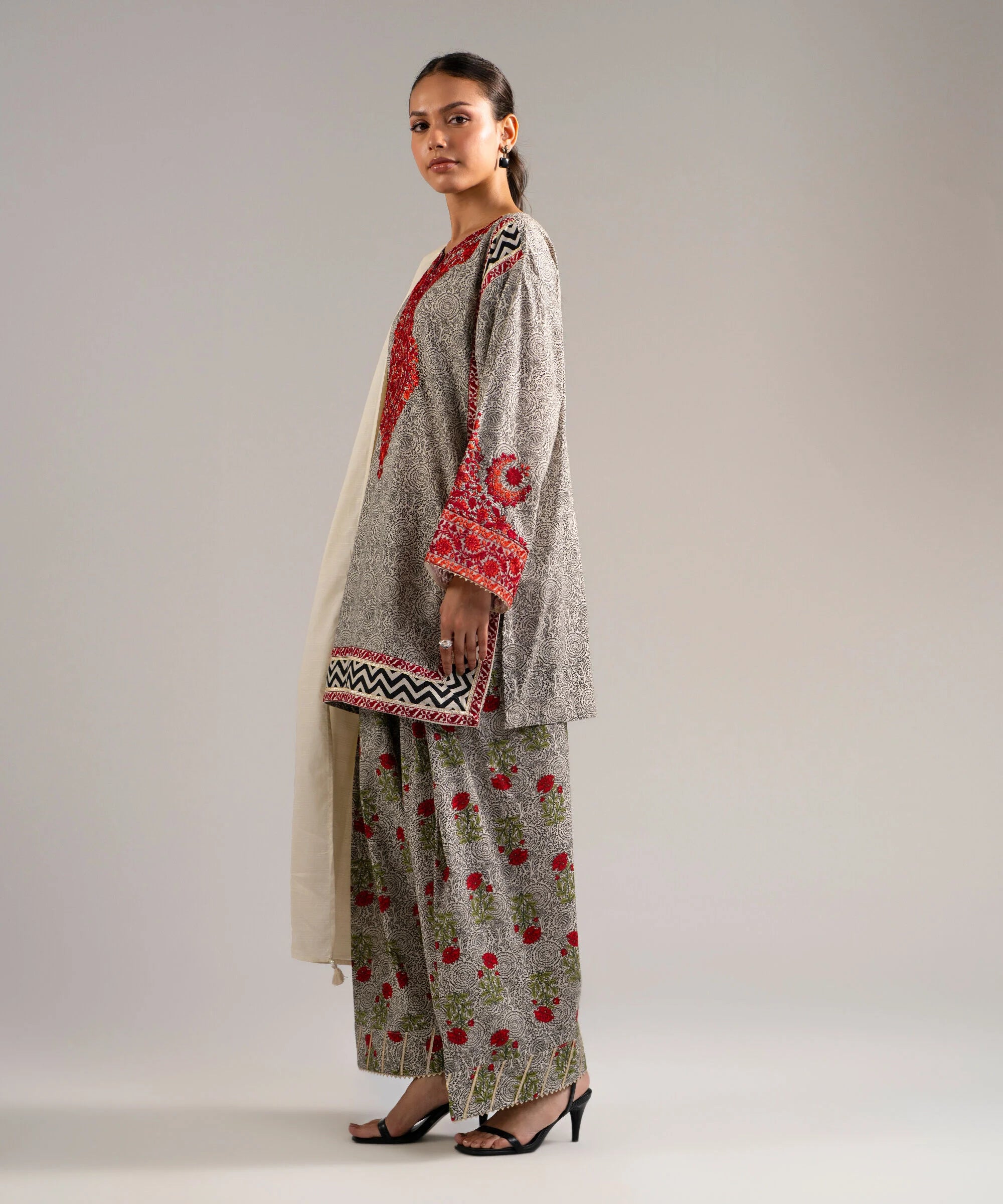 URB Embroidered 591428